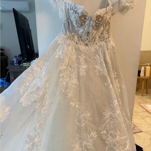 Elegant Lace Applique Off-Shoulder Wedding Dress in Ivory